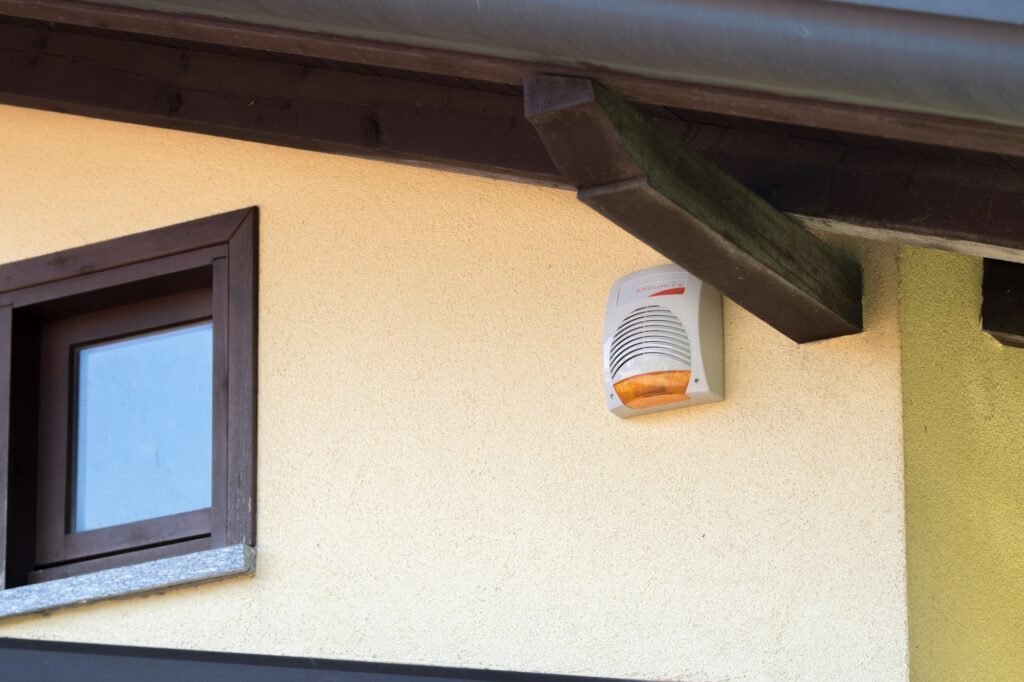 Blinking with siren of an alarm system in a villa